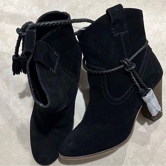 Dolce Vita size 7 black suede ankle boot in excellent condition work once - Picture 2 of 4